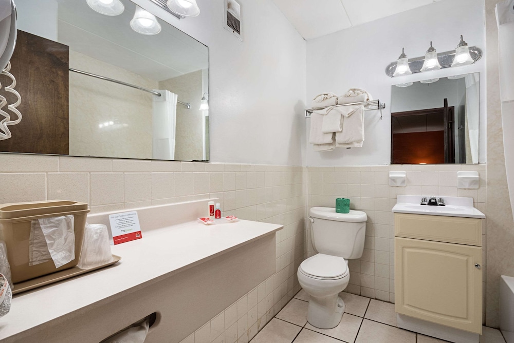 Econo Lodge Inn & Suites Windsor Locks Bradley Airport 15/25