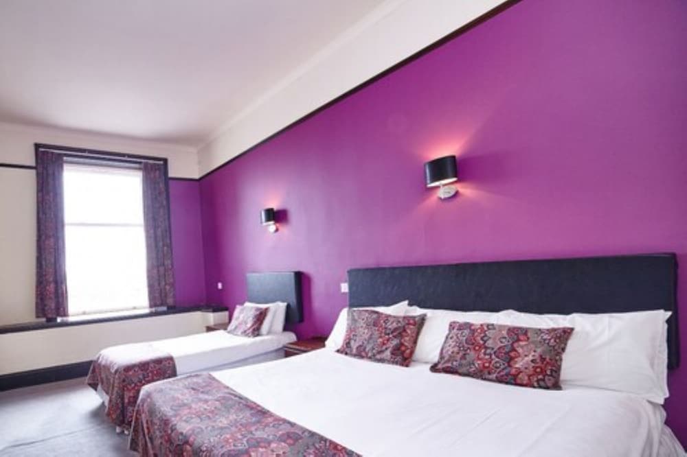 ROOM, TRIPLE, MULTIPLE BEDS