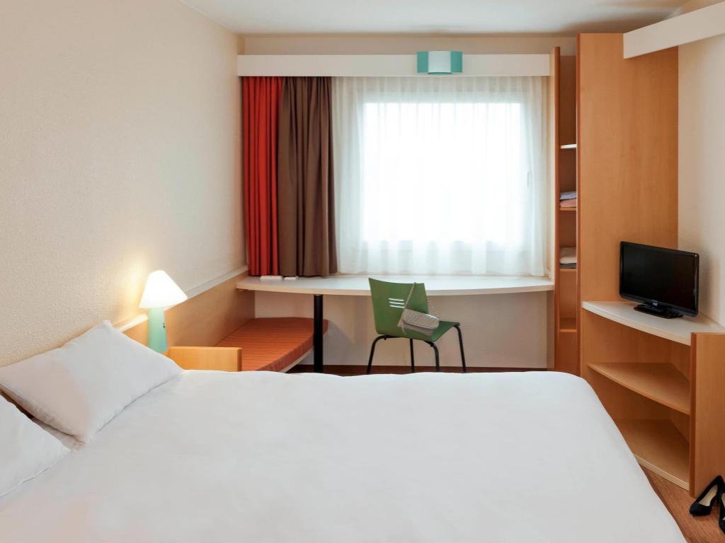 STANDARD, 1 DOUBLE AND 1 SINGLE BED