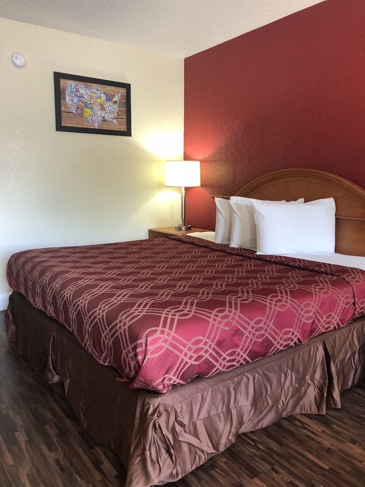 Econo Lodge Pine Bluff AR 23/35