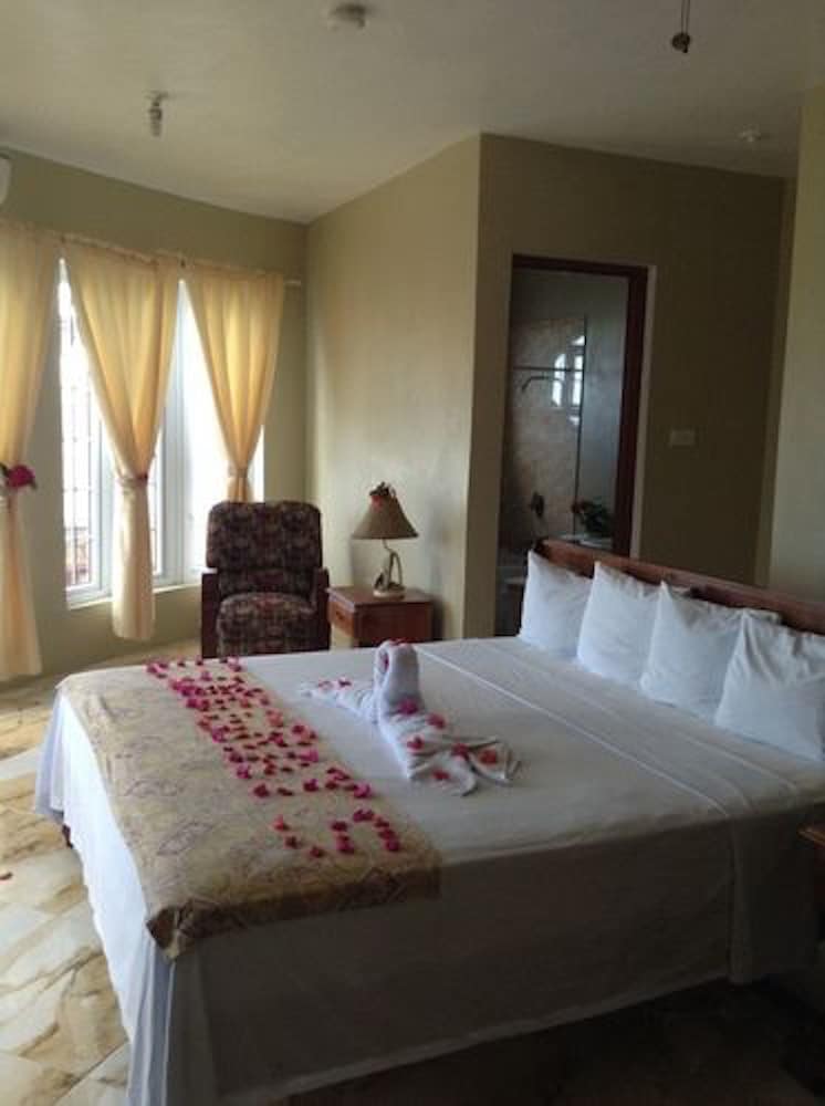 Waters Edge Guest House 9/38