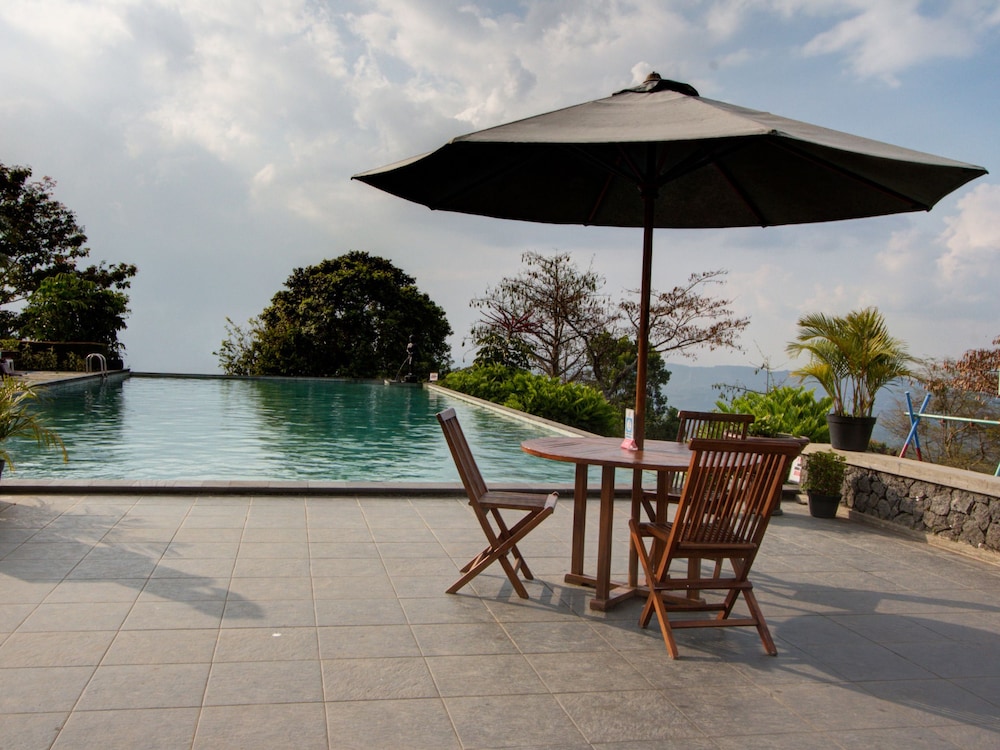 D Emmerick Salib Putih Hotel Salatiga 32/48