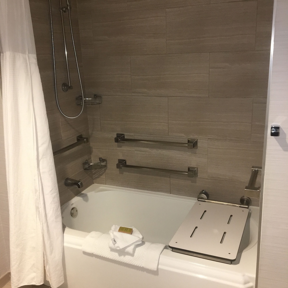 Hilton New Orleans/St. Charles Avenue 16/71