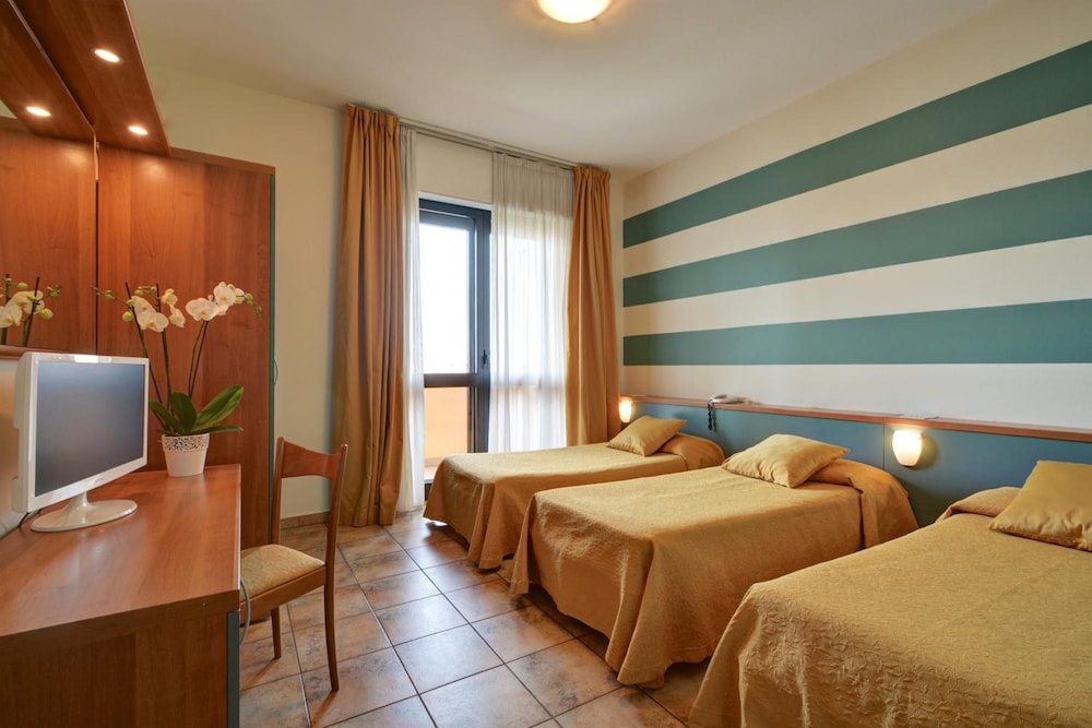ROOM, QUADRUPLE, QUEEN AND TWIN BEDS