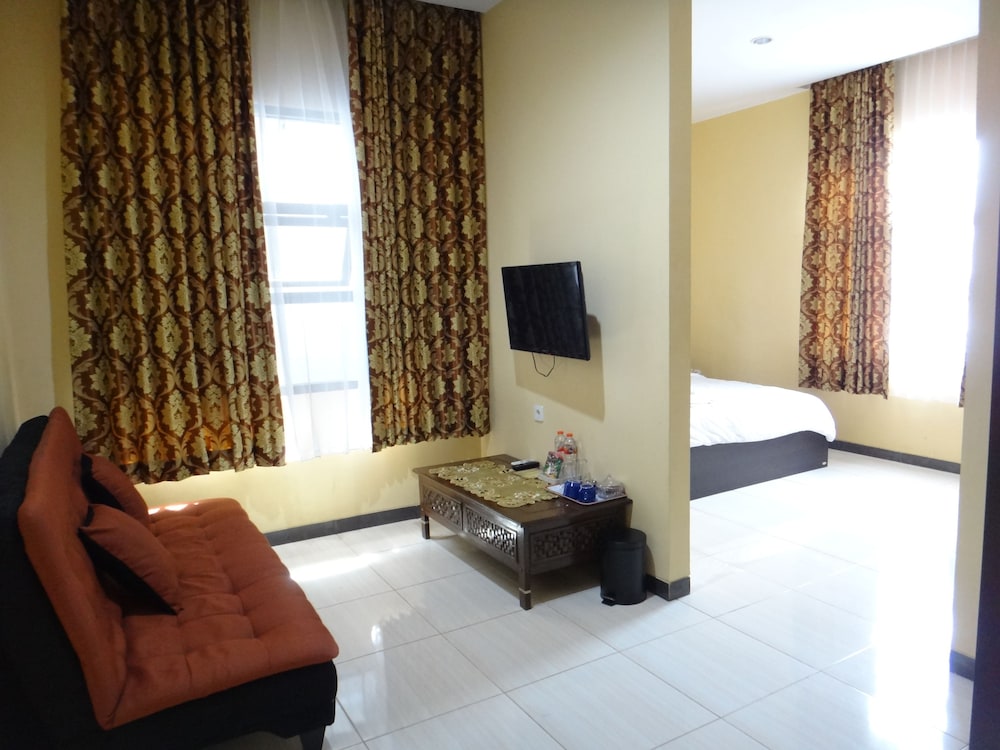 Front One Inn Malang 15/16