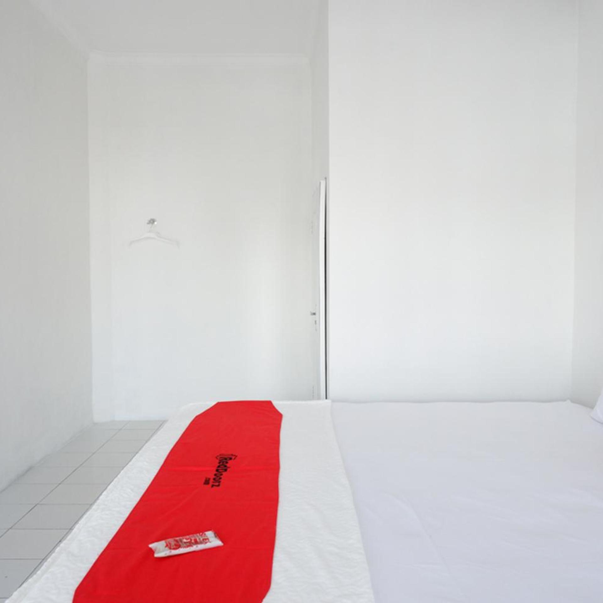RedDoorz Plus near UMS Solo 28/50