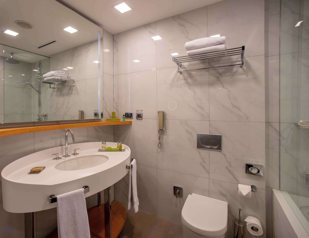 جناح عائلي بسرير كينج بإطلالة على البحر بحوض استحمام، Doubletree By Hilton Hotel Istanbul - Moda 4/7