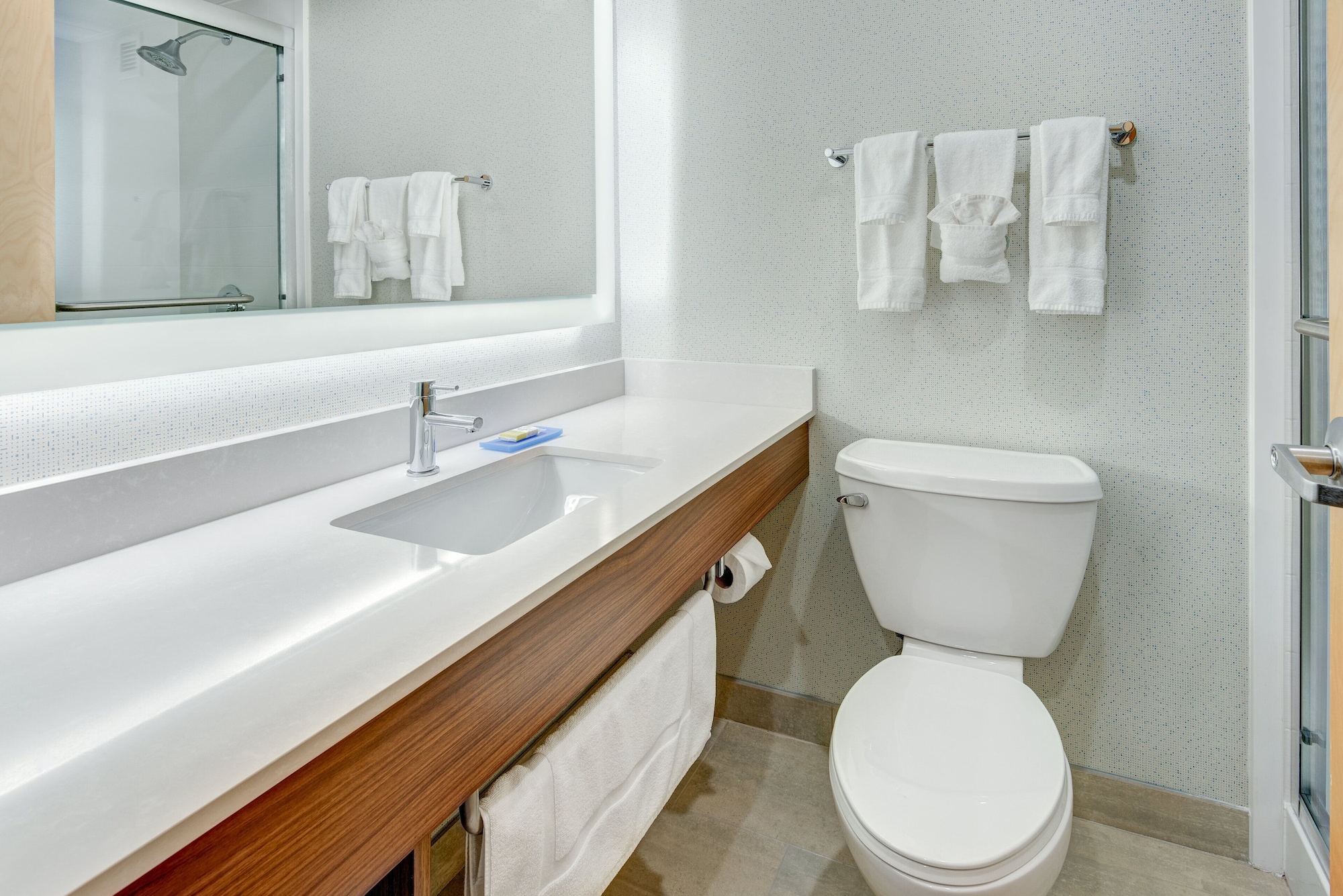 غرفة قياسية بسريرين كوين، Holiday Inn Express & Suites West Long Branch - Eatontown 3/3