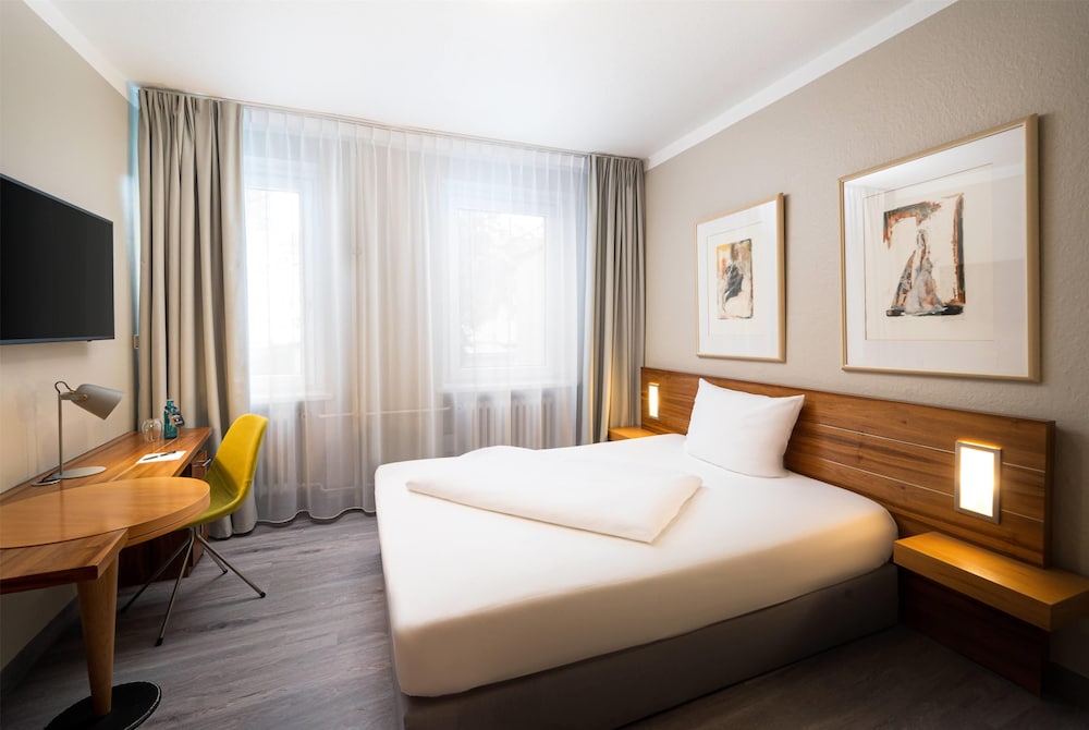 SUPERIOR, SINGLE, QUEEN BED