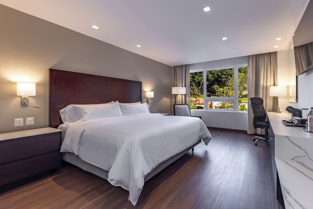 DELUXE, KING BED, GARDEN VIEW