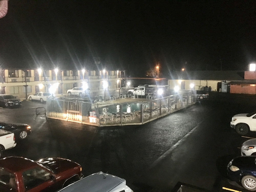 Inn At Mexia 2/64