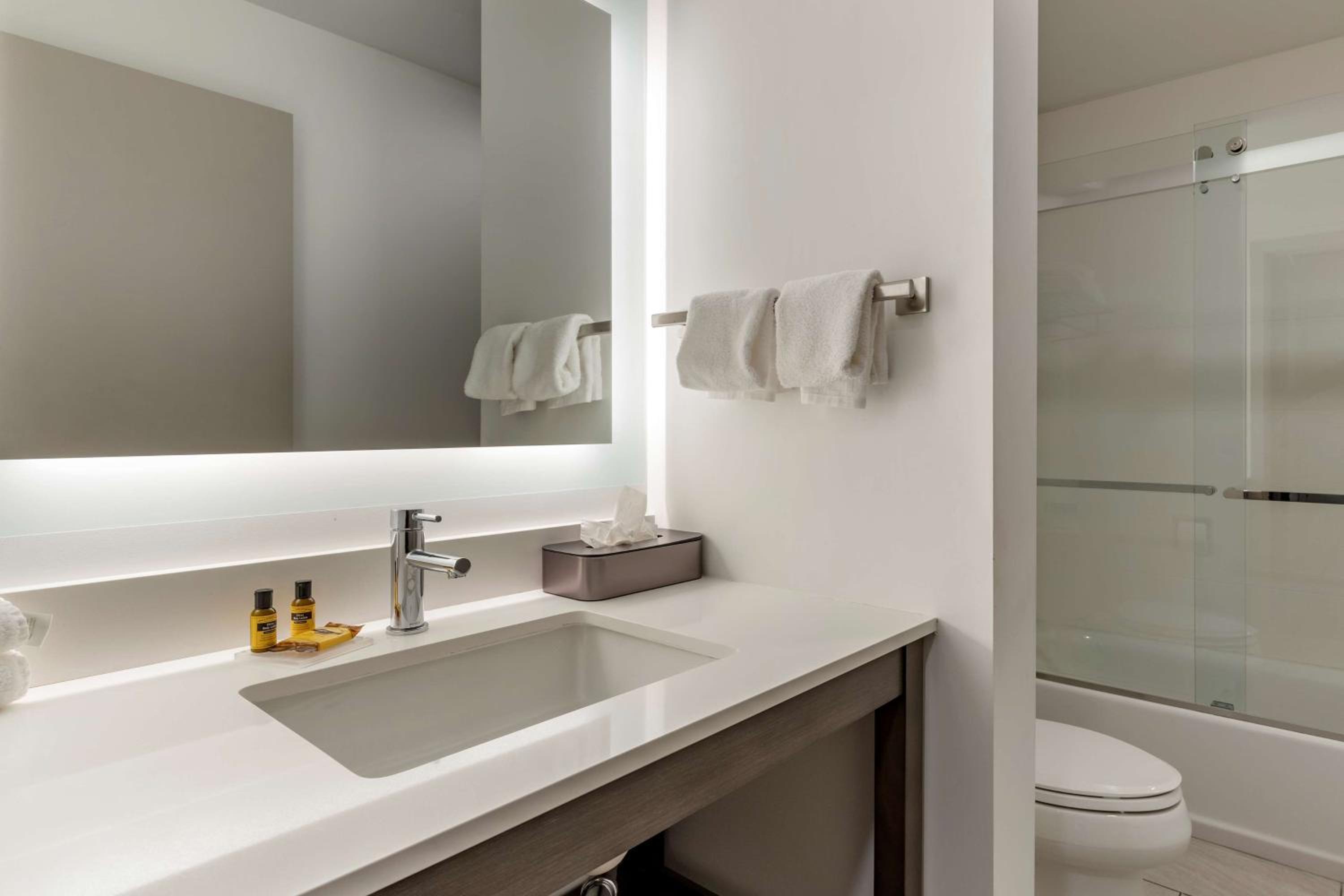 غرفة بسرير كينج بحوض استحمام، Best Western Plus Executive Suites 10/10