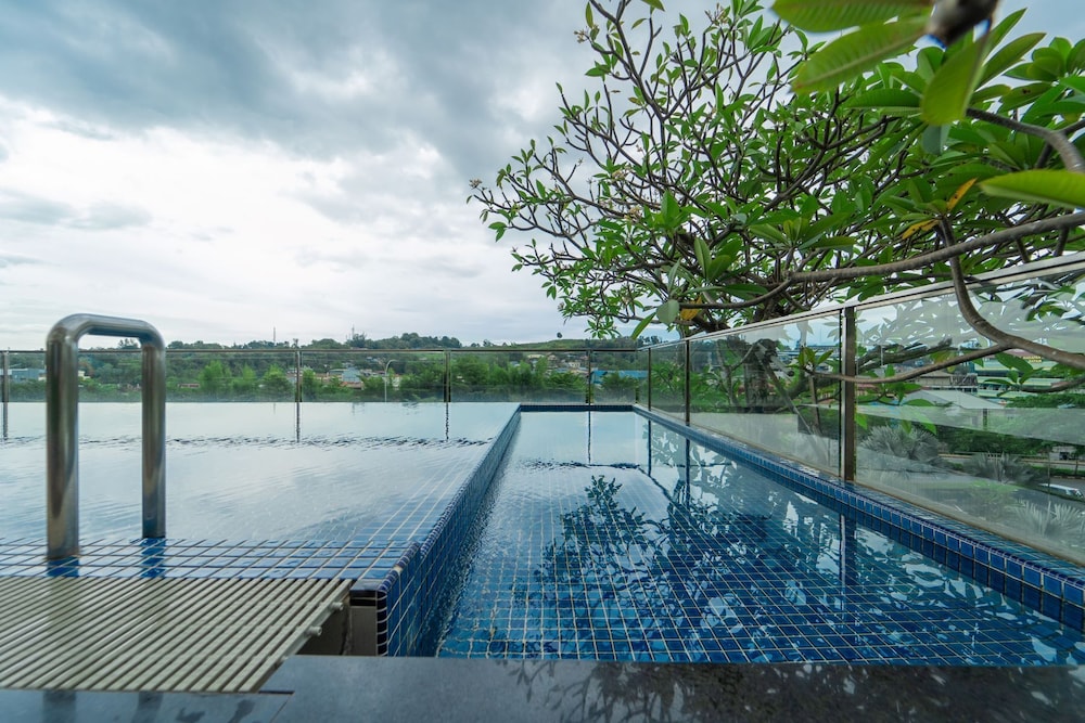 I Hotel Batam 65/69