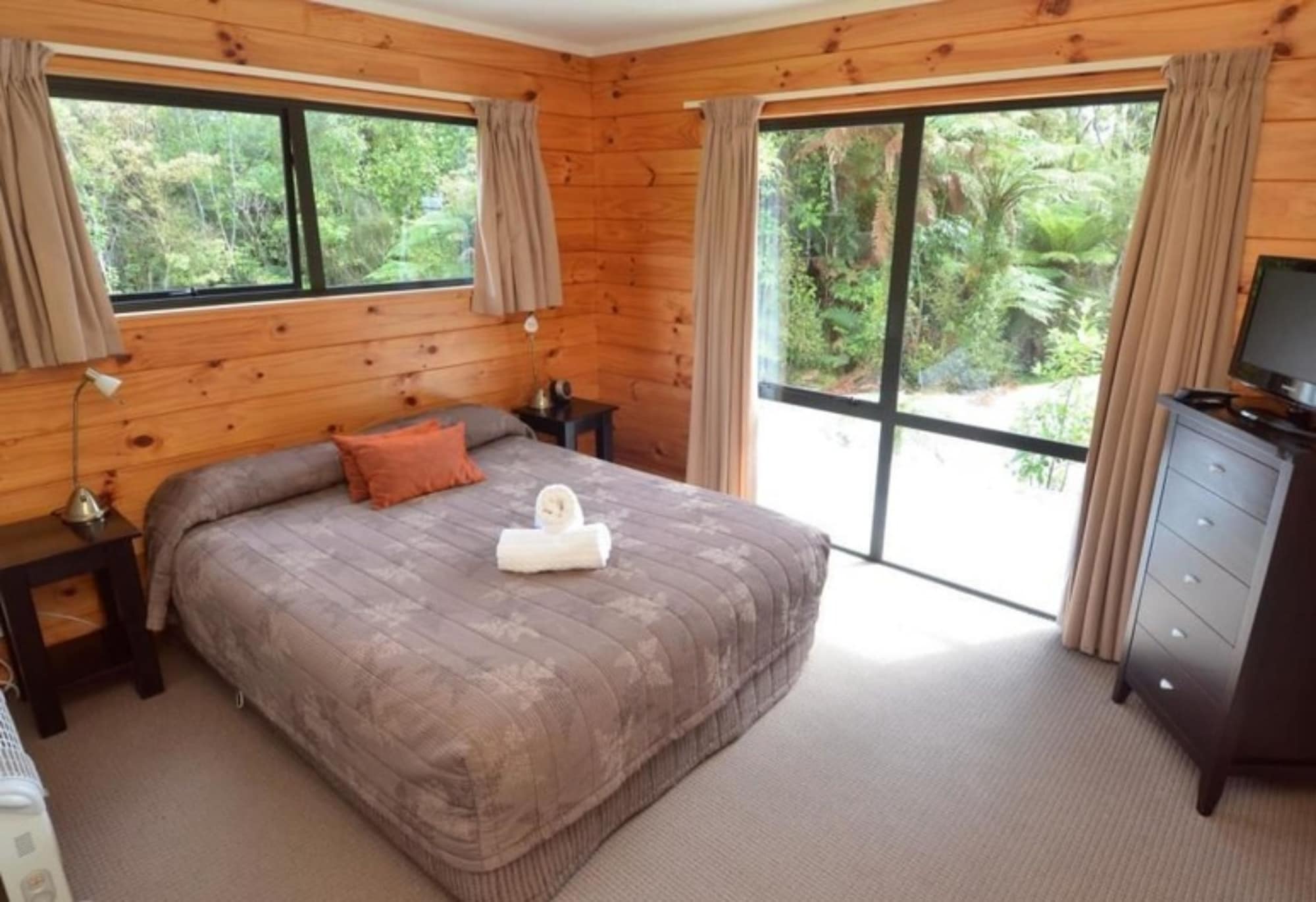 Tree House, Rainforest, 1 Queen and 4 Single Beds