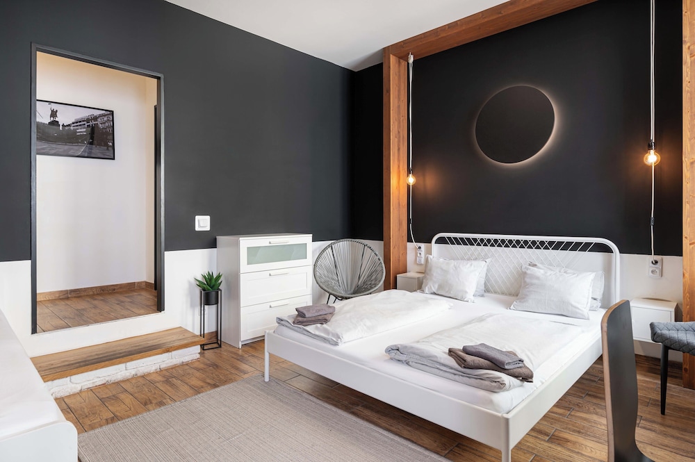 1 BEDROOM, STANDARD, TRIPLE, 1 QUEEN AND 1 SINGLE BED