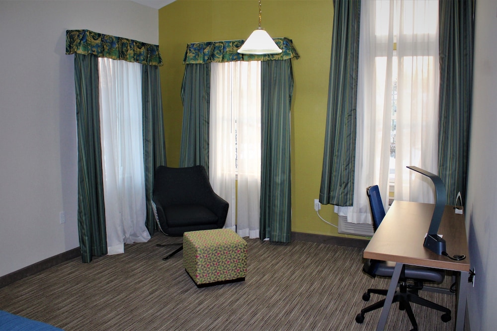 Holiday Inn Express Durham-UNH, an IHG Hotel 37/38