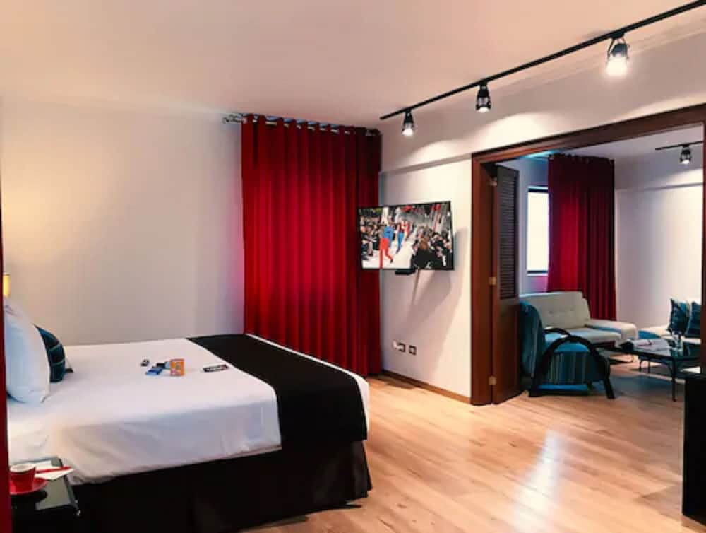 Senior, Suite, Queen Bed
