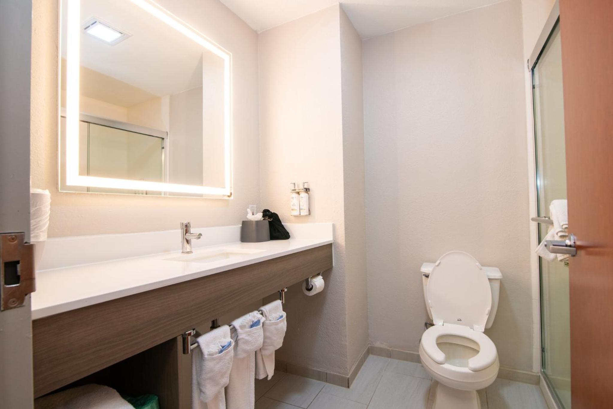 جناح بسريرين كوين مع أريكة، Holiday Inn Express Hotel Suites College Station 7/9