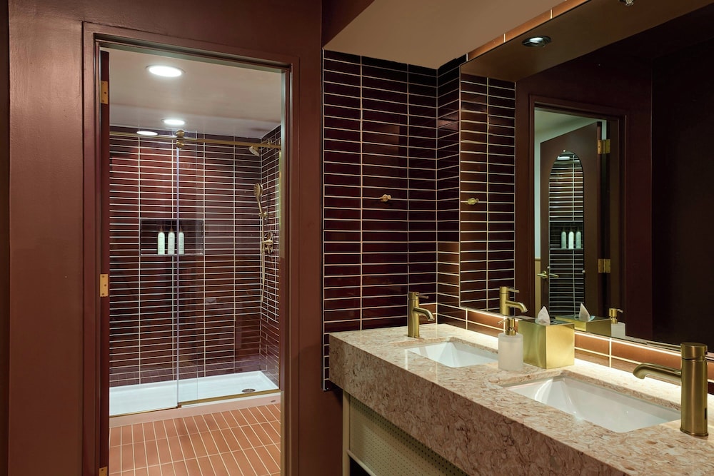 Renaissance Austin Downtown Hotel 50/50