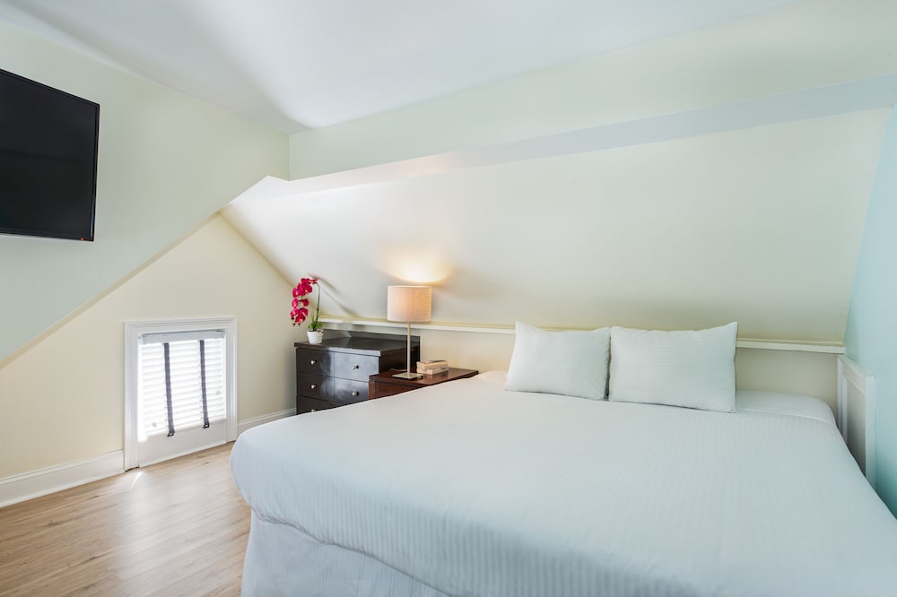 Nyah Key West Adult Only 7/65