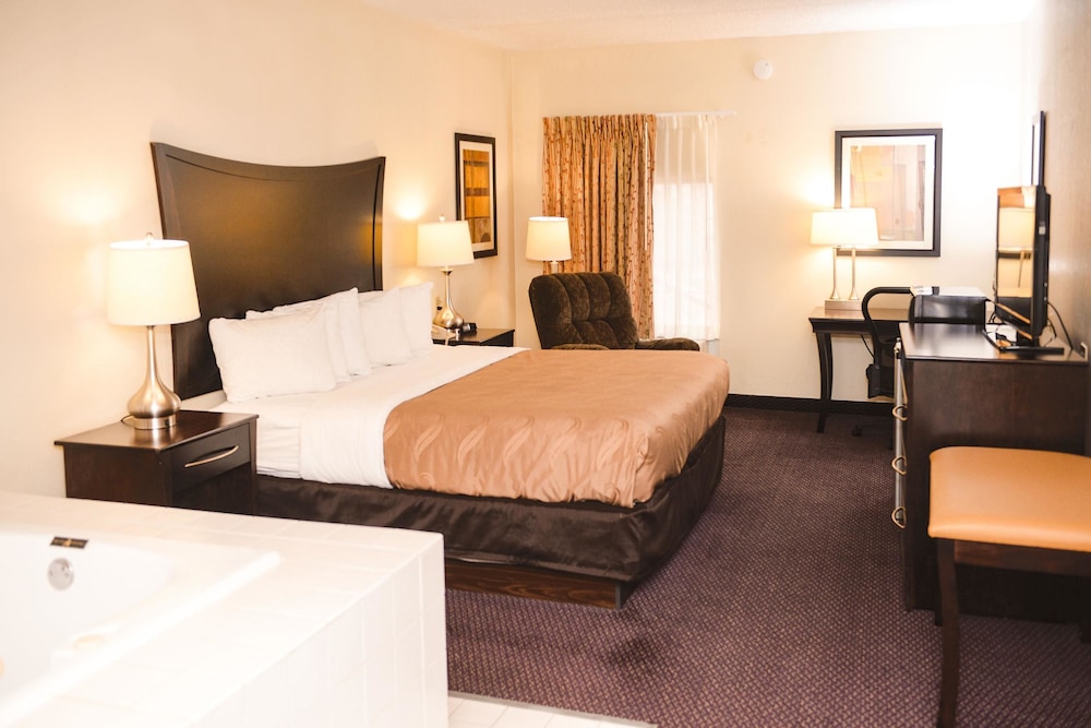 Quality Inn and Suites Ames Conference Center Near ISU Campus 12/48