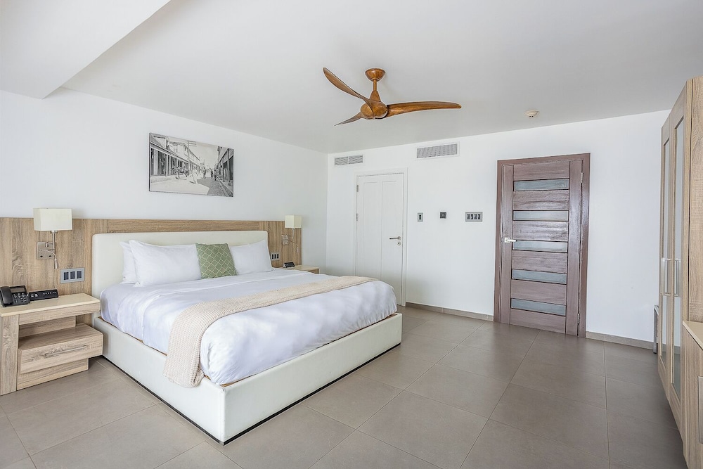 DELUXE, KING BED, OCEAN FRONT
