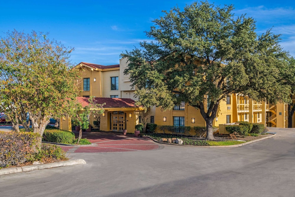 La Quinta Inn by Wyndham San Antonio I-35 N at Toepperwein 3/32