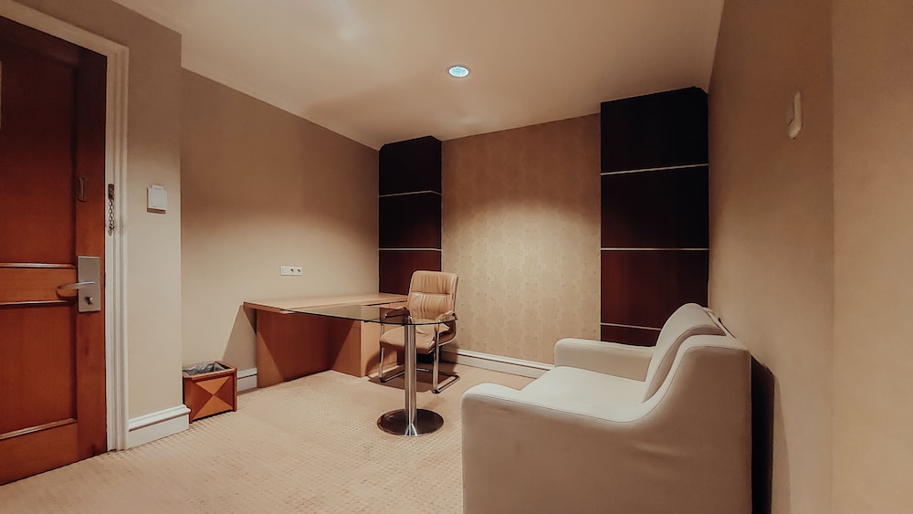 Surabaya Suites Hotel Powered by Archipelago 32/66