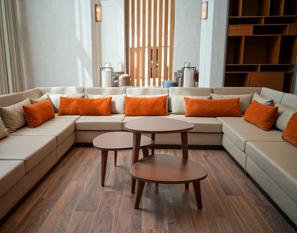 Staybridge Suites Dubai Al-Maktoum Airport 46/58