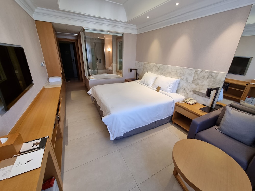 Pine Grove Hotel 32/57