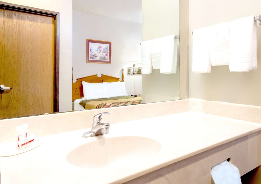 Super 8 By Wyndham Pevely 28/30