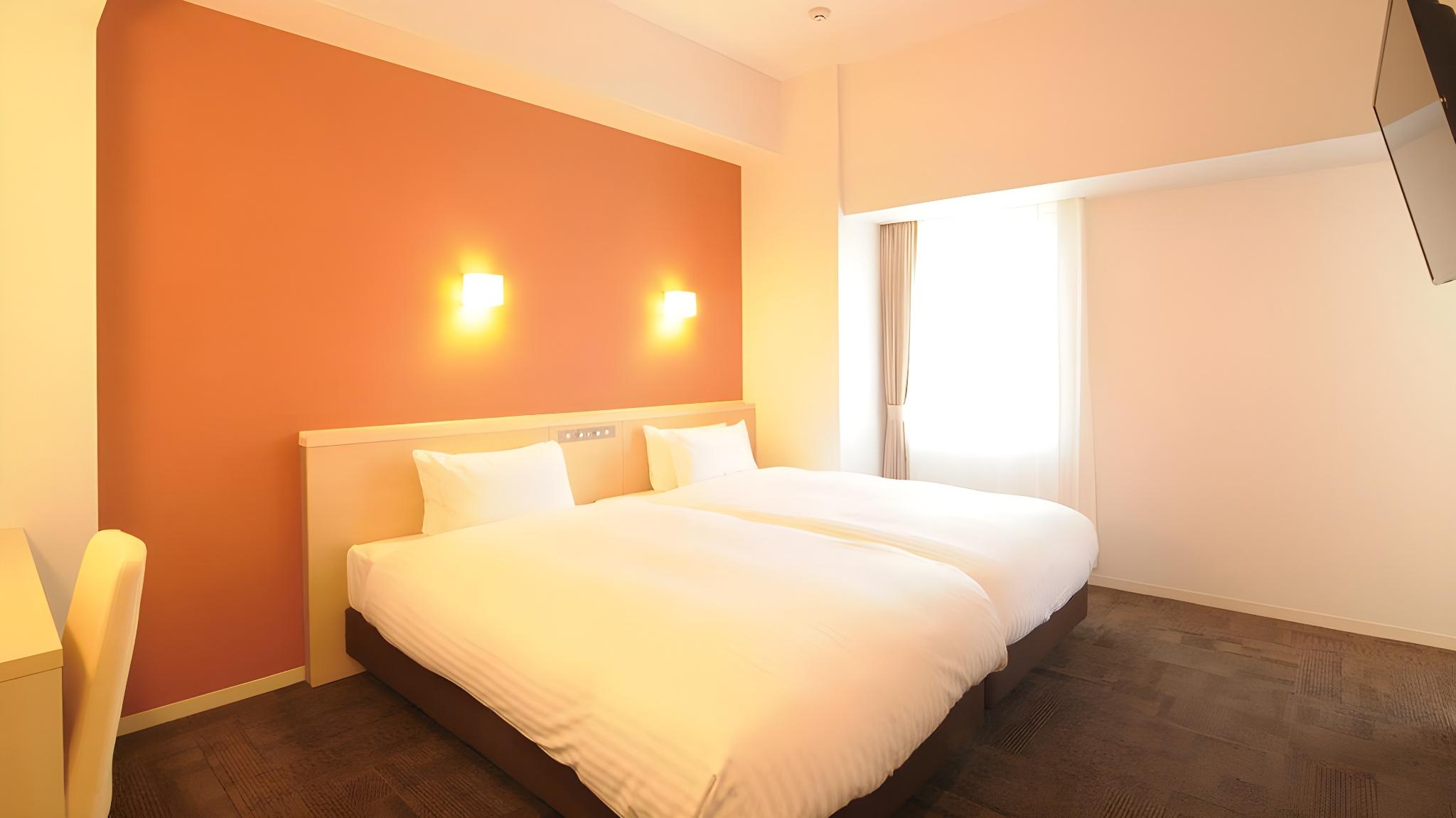 Universal, Twin Beds
