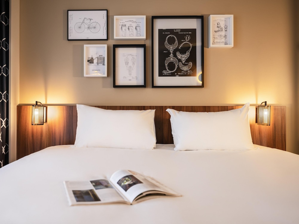 SUPERIOR, QUEEN BED, SOFA