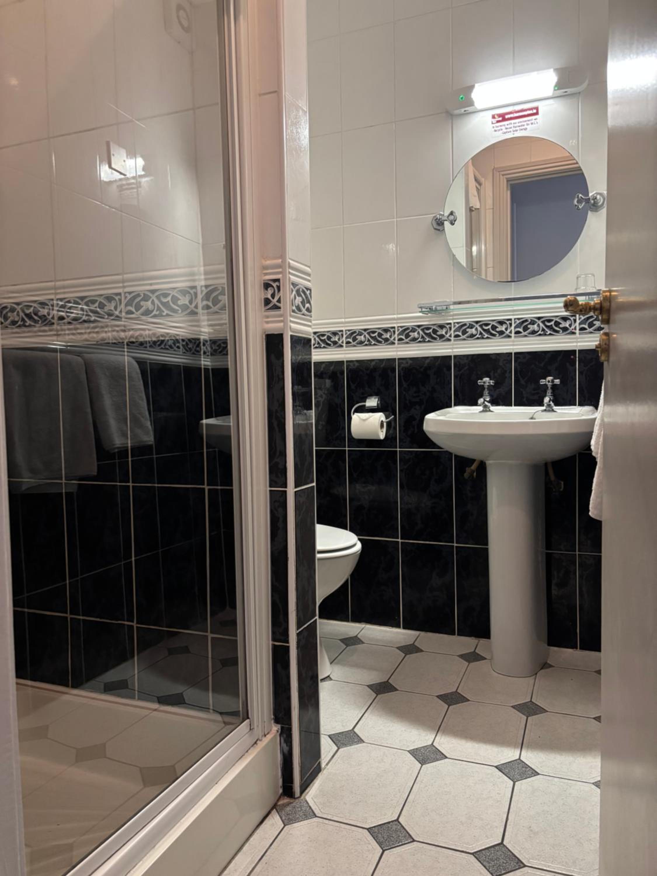 Glena House Hotel 17/18