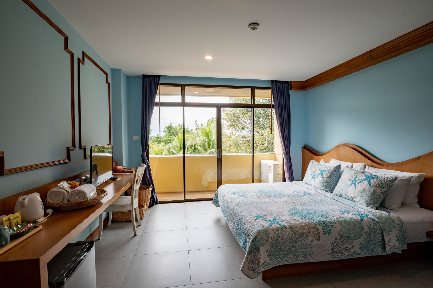 Premier, King Bed, Pool View