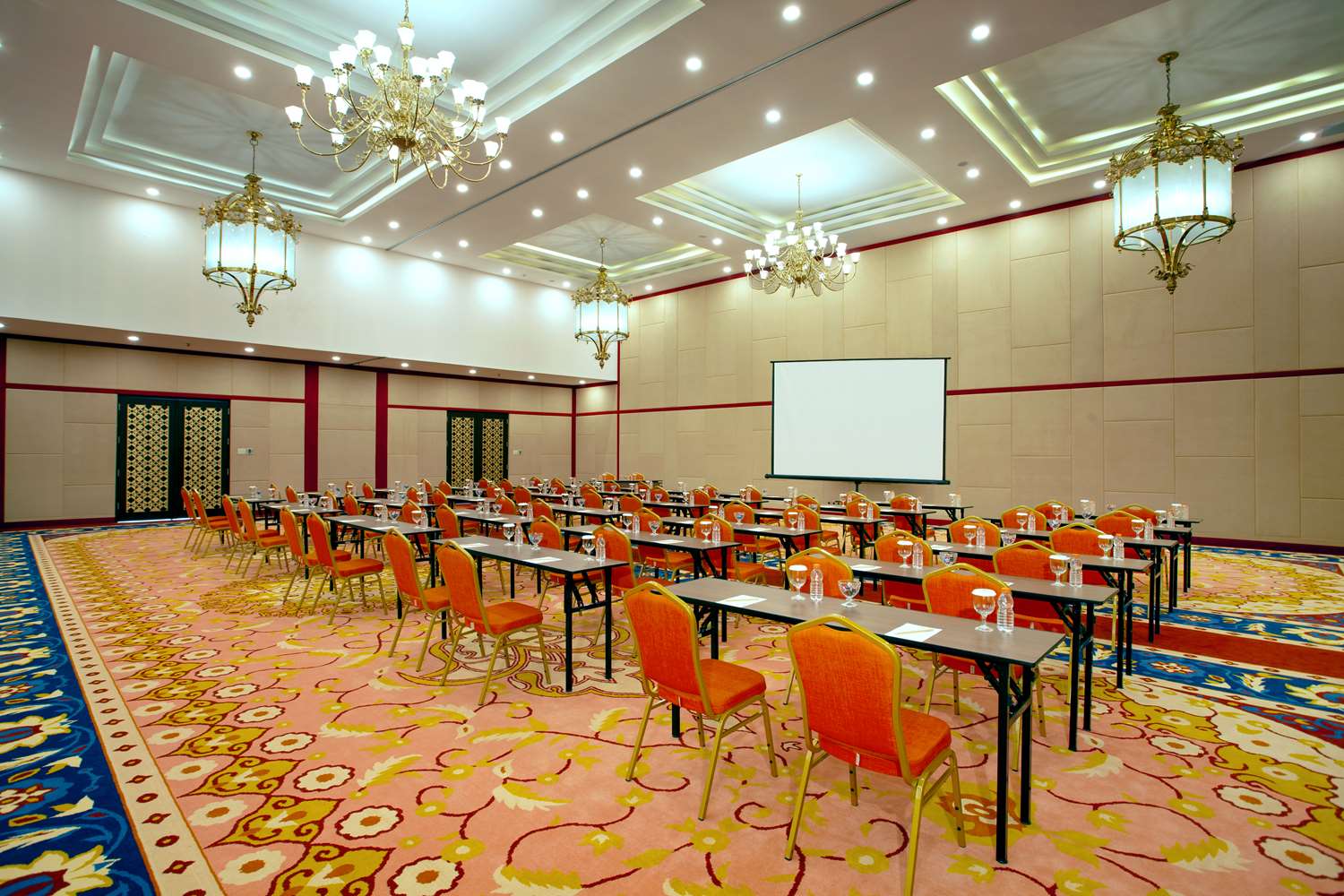 Alhambra Hotel & Convention 8/9