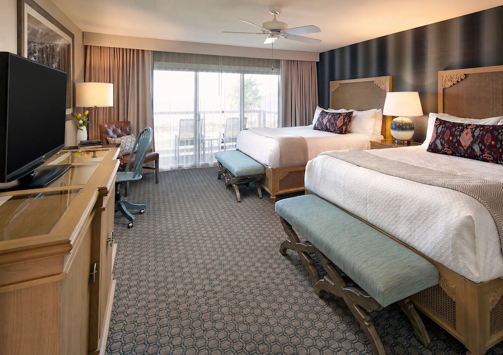 Room, 2 Queen Beds, Partial Ocean View, Balcony