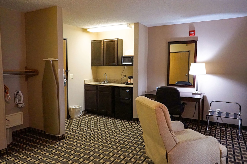 Quality Inn Suites Watertown 19/23