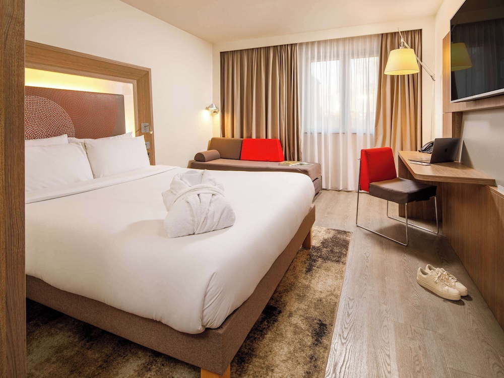 SUITE, QUEEN BED, SOFA