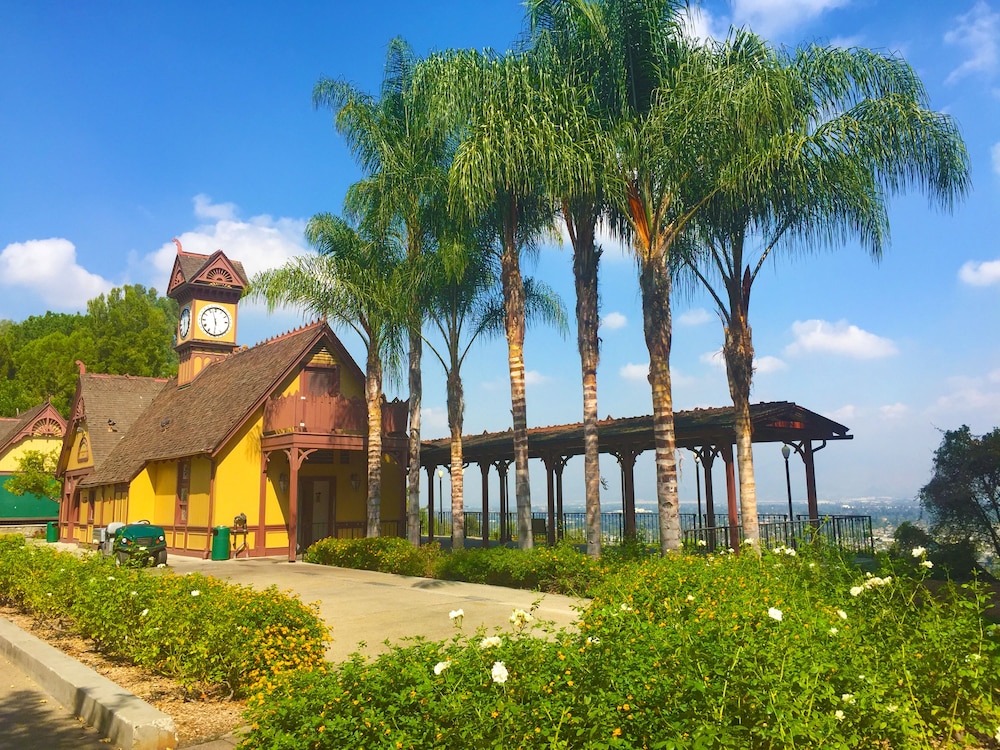 Pacific Palms Resort 48/50