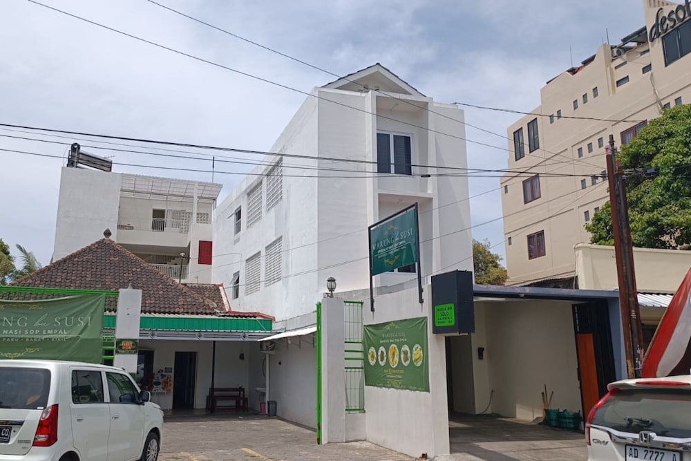 Hotel O near Taman Sriwedari formerly Indria Inn 30/42