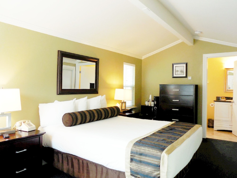 كوخ بسرير كوين، Sea Breeze Inn And Cottages 3/9