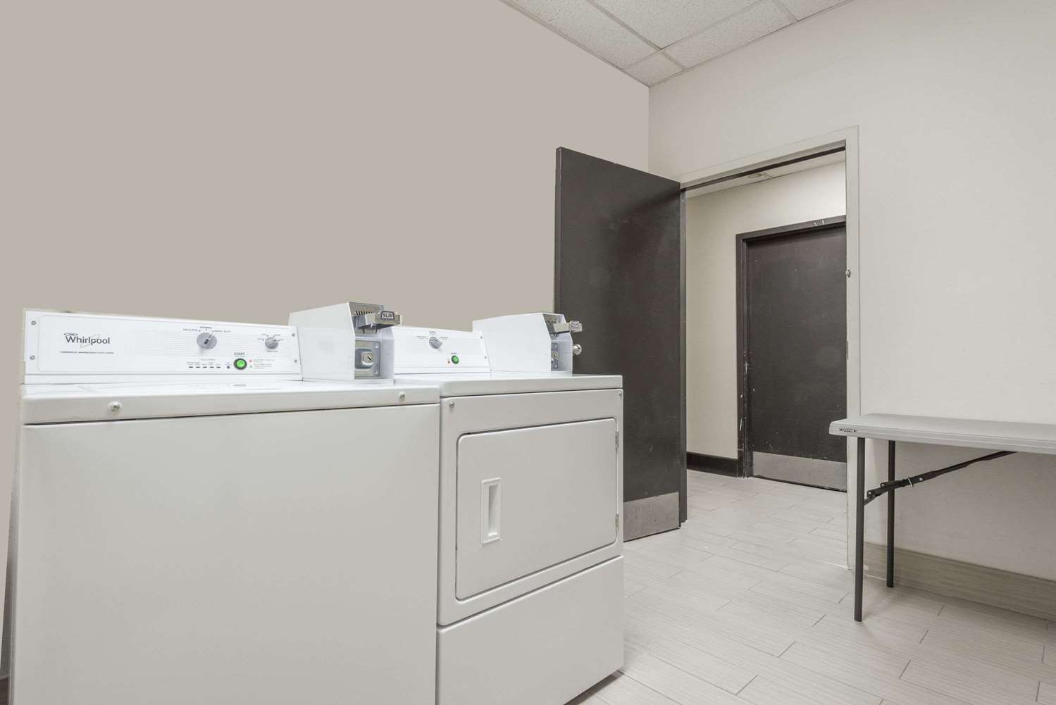 Days Inn by Wyndham Ashland KY 1/8