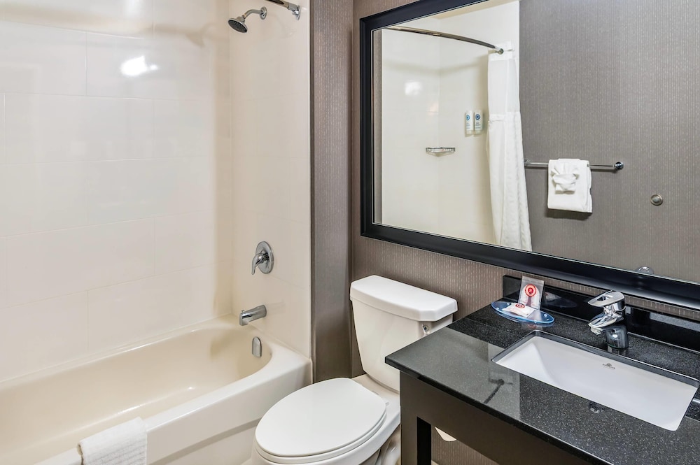 غرفة بسرير كينج مع أريكة، Comfort Inn Sudbury East 5/5