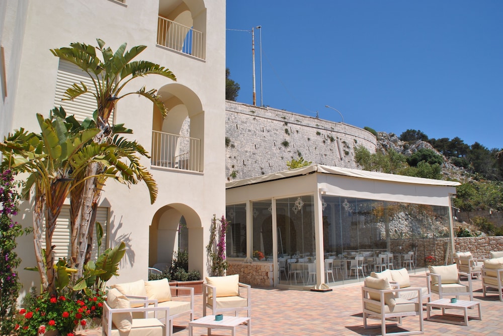 EST HOTEL 17/65