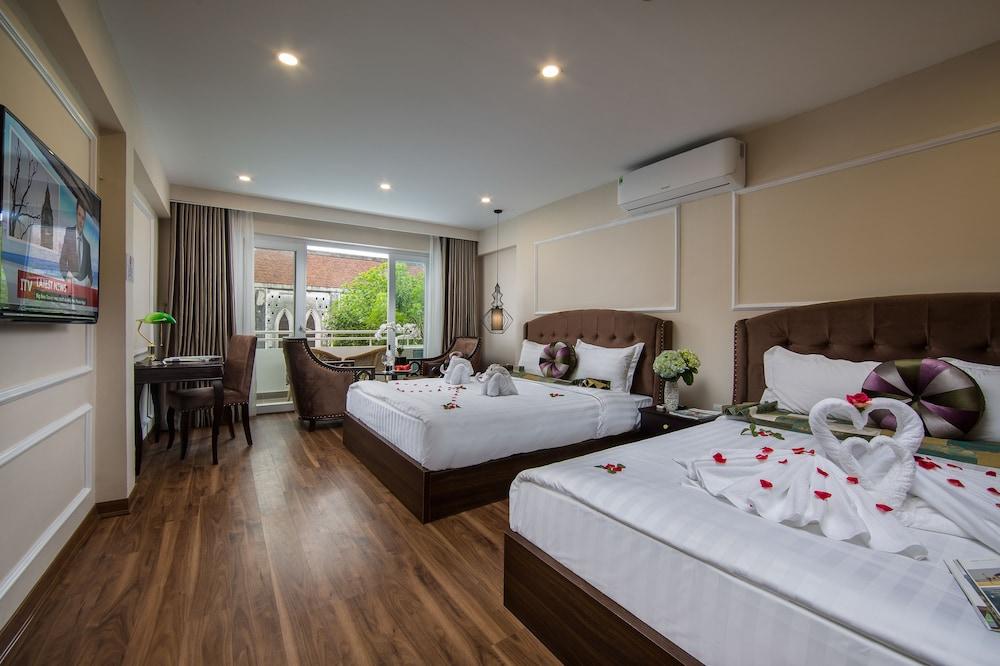 DELUXE, TRIPLE, BALCONY