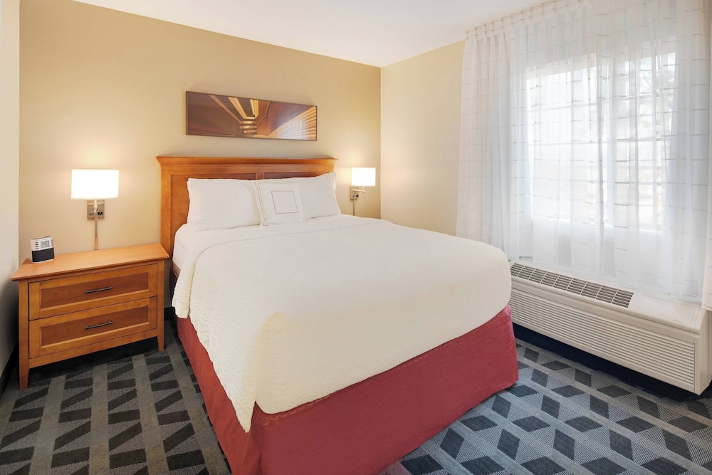 Studio, Queen Bed, Sofa