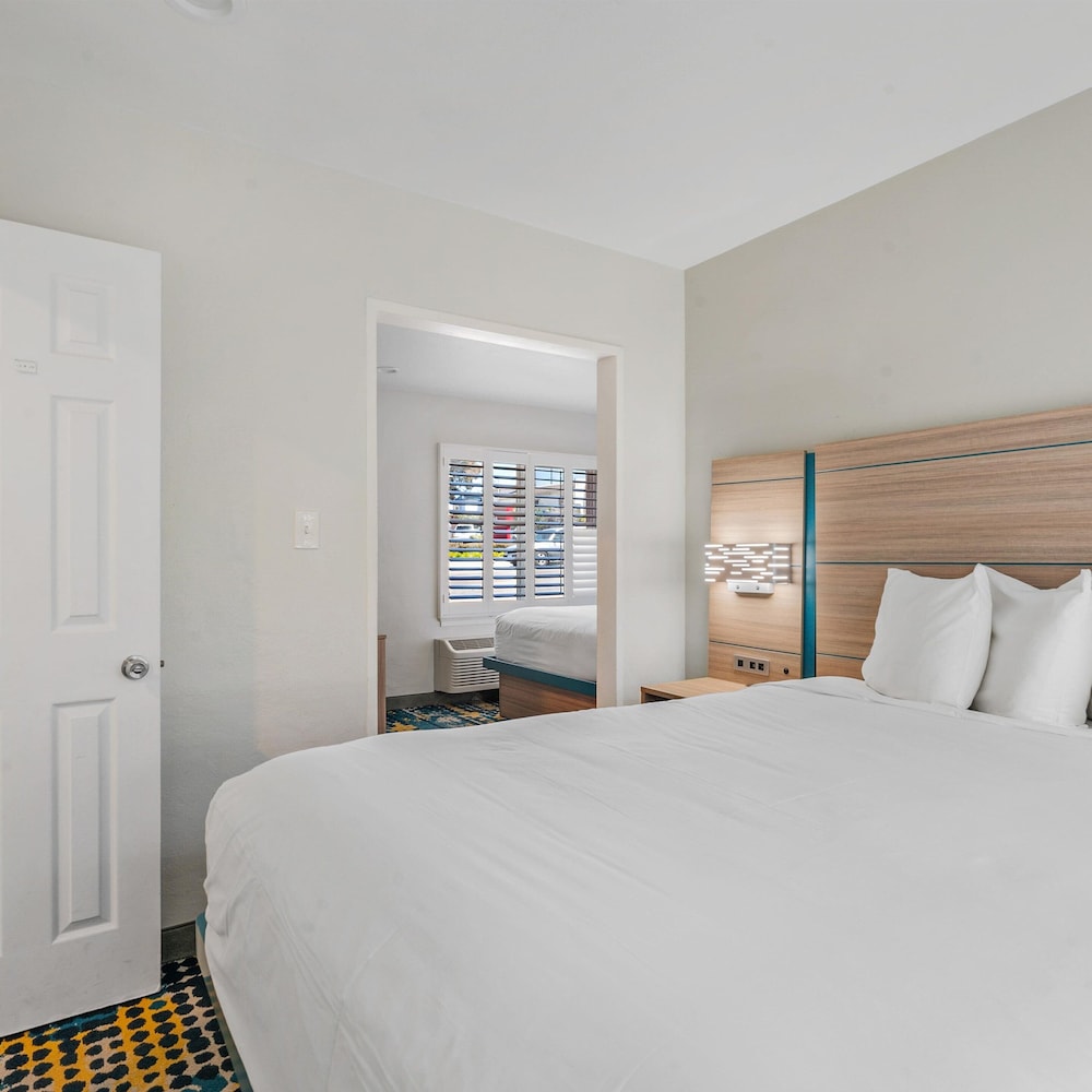 Pacific Shores Inn 12/56