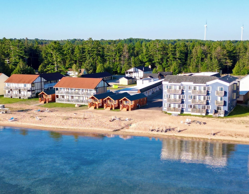 Waterfront Inn - Mackinaw City 23/24