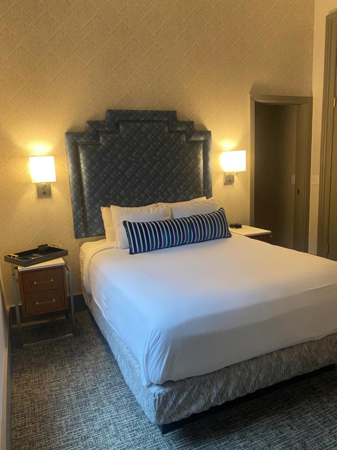 Room, Queen Bed, Harlow Hotel 2/4